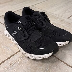 On Running Cloud 5 Running Shoes in Black and White Women’s 8.5